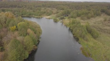 Ukrayna 'nın Chernihiv bölgesindeki Sednev köyü yakınlarında sonbaharda Snov nehrinin havadan görünüşü.