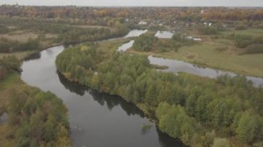 Ukrayna 'nın Chernihiv bölgesindeki Sednev köyü yakınlarında sonbaharda Snov nehrinin havadan görünüşü.