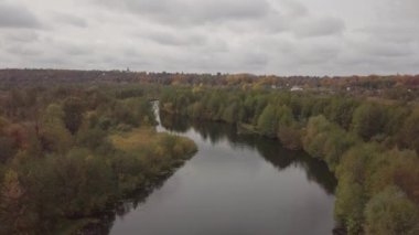 Ukrayna 'nın Chernihiv bölgesindeki Sednev köyü yakınlarında sonbaharda Snov nehrinin havadan görünüşü.