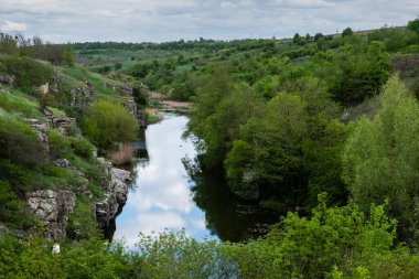 Güneşli bir günde Buky Canyon 'a harika bir hava manzarası. Hirskyi Tikich nehri üzerindeki Buki Kanyonu, Çerkassi bölgesi, Ukrayna