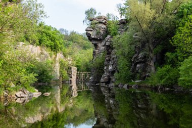 Ukrayna 'nın Cherkassy bölgesinde Buki köyü yakınlarındaki Buky Kanyonu' nda iki kıyıda sarp kayalıklar bulunan sakin bir nehir.