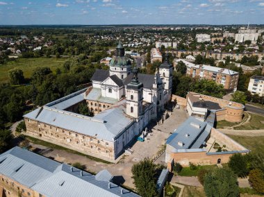Berdychiv, Ukrayna 'daki Kusursuz Gebelik Kilisesi ile Yer Değiştirilmiş Karmelitler Manastırı' na Havadan Bakış