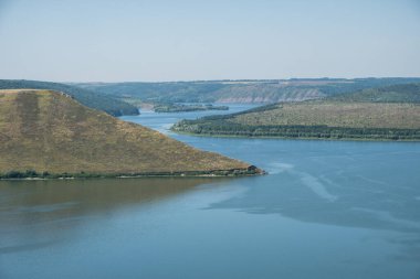Bakota Körfezi, Ukrayna 'ya hava manzarası Dinyester Nehri' ne manzara, göl üzerindeki taşlar mavi su, güneşli gün.