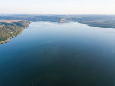 Kaya manastırı Bakota 'dan Dinyester nehri, Ukrayna' daki rezervuara hava manzarası