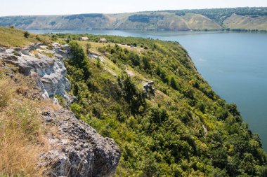 Batı Ukrayna 'nın Khmelnitskiy bölgesindeki Podilski tovtry Ulusal Parkı' ndaki Bakota Mağara Manastırı 'na hava manzarası