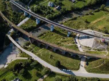 Ukrayna Karpatlar 'daki Vorokhta köyünden eski viyadük demiryolu geçidine. Nehir Prut ve köprüler