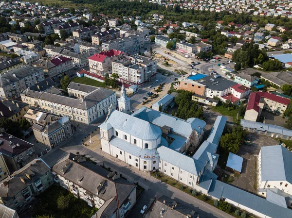 乌克兰利沃夫地区圣母玛利亚升天教堂和历史名城Zolochiv中心的空中景观 — 图库照片