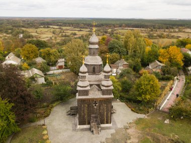 Ukrayna 'nın Chernihiv yakınlarındaki Sedniv köyündeki Gökyüzü Ahşap Kazakları Aziz George Kilisesi. Doğu Avrupa 'nın mimari geleneği. Ukrayna 'nın tipik köyü