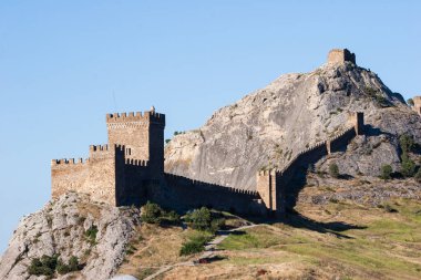 Karadeniz kıyısındaki bir ortaçağ Ceneviz kalesinin kalıntıları. Sudak, Kırım, Ukrayna.