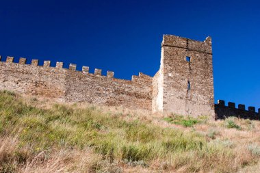 Karadeniz kıyısındaki bir ortaçağ Ceneviz kalesinin kalıntıları. Sudak, Kırım, Ukrayna.