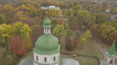 Sedniv köyüne ve Ukrayna Diriliş Kilisesi 'ne.