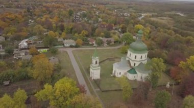 Sedniv köyüne ve Ukrayna Diriliş Kilisesi 'ne.
