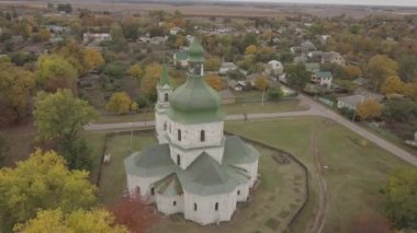 Sedniv köyüne ve Ukrayna Diriliş Kilisesi 'ne.