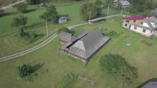 Cabaña de madera Grazhda - típica de Galicia tipo de granja en verano, Ucrania — Vídeos de Stock