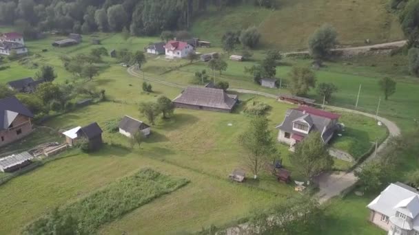 Cabaña de madera Grazhda - típica de Galicia tipo de granja en verano, Ucrania — Vídeos de Stock