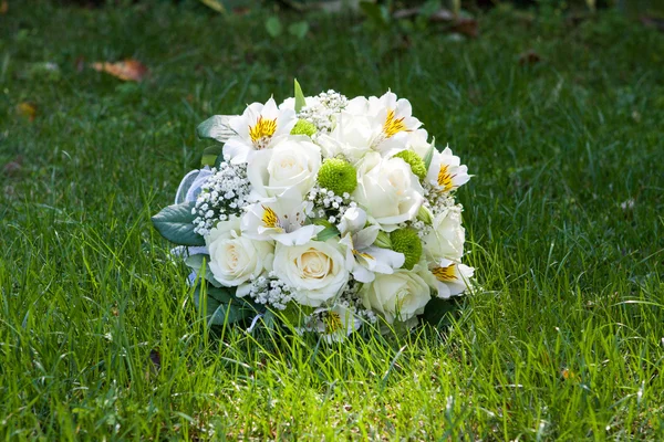 Γαμήλια ανθοδέσμη από τριαντάφυλλο, φρέζια και eustoma — Φωτογραφία Αρχείου