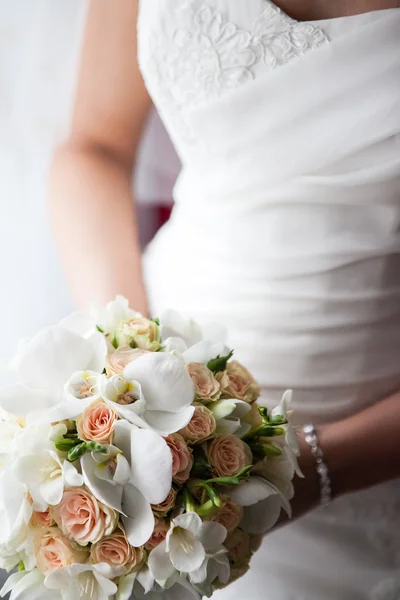 花嫁の手に美しい結婚式の花束 — ストック写真