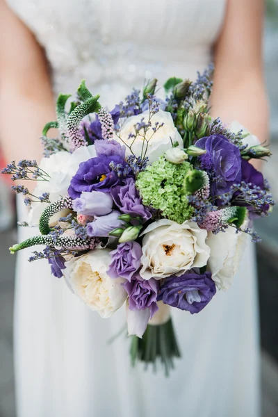 El ramo hermoso de boda en las manos de la novia —  Fotos de Stock