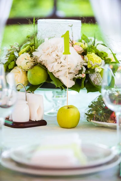 Configuração de mesa de verão em verde com maçã — Fotografia de Stock