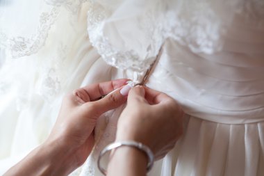 nedime elbise gelin yardımcı oluyor