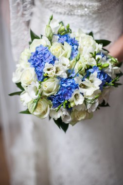 Güzel gelinin elinde bir buket düğün