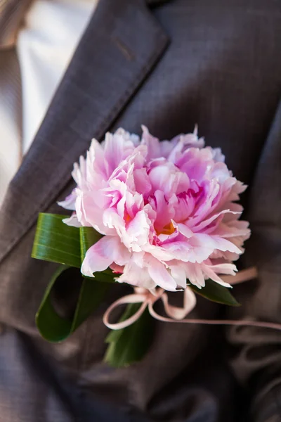 Boutonniere-a hajtóka a vőlegény — Stock Fotó