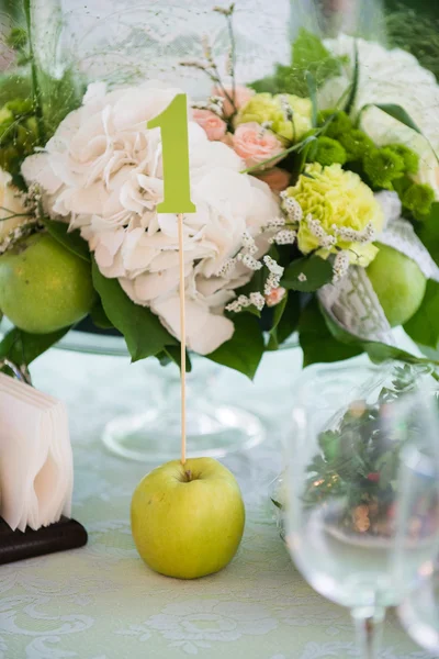 Table d'été mise en vert avec pomme — Photo