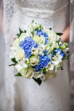 Güzel gelinin elinde bir buket düğün