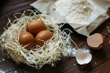 yumurta ve un karanlık masaya vardır