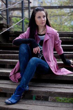 parkta merdivenlerde oturan kız