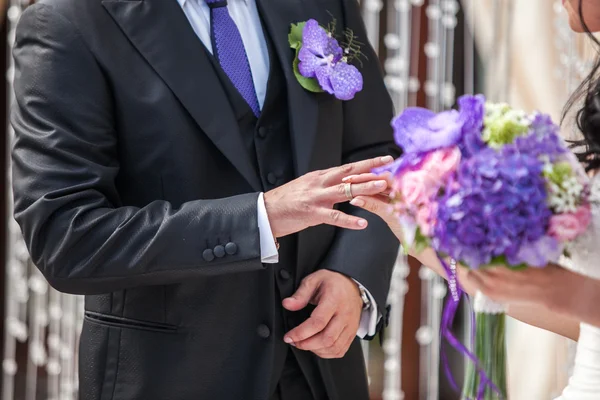 The bride dresses a wedding ring to the groom — Stock Photo, Image