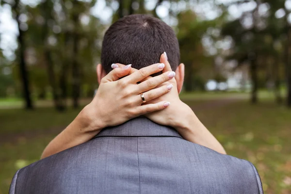 Woman hugging a man in the park — Stock Photo, Image