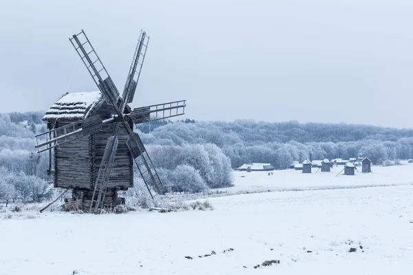 Красивый зимний пейзаж мельницы в Украине — стоковое фото