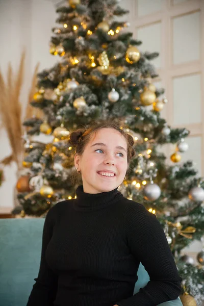 Portret Van Een Jong Meisje Nieuwjaarsvakantie Thuis — Stockfoto