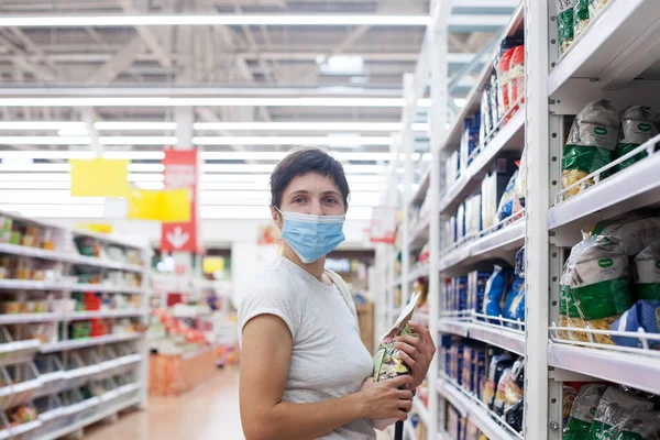 Jovem Usando Máscara Médica Descartável Compras Supermercado Durante Surto Pneumonia — Fotografia de Stock