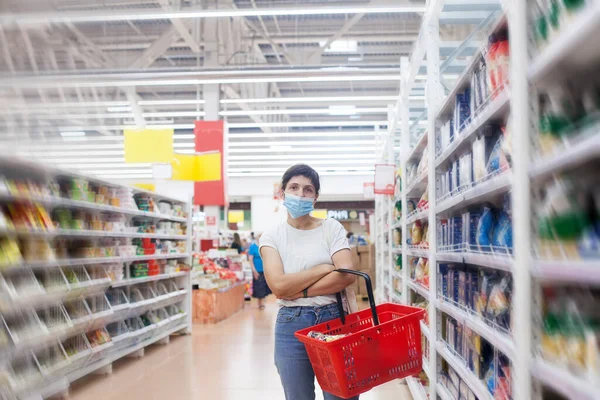 Покупатель Маской Безопасно Покупает Продукты Пандемии Коронавируса Продовольственном Магазине — стоковое фото