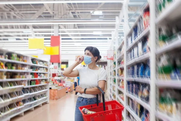 Молодая Женщина Одноразовой Медицинской Маске Супермаркете Время Вспышки Коронавирусной Пневмонии — стоковое фото