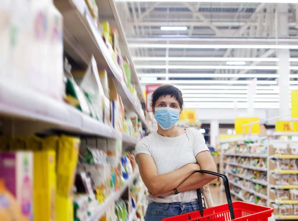 Chica Eligiendo Buscando Cosas Comestibles Para Comprar Estante Durante Crisis — Foto de Stock