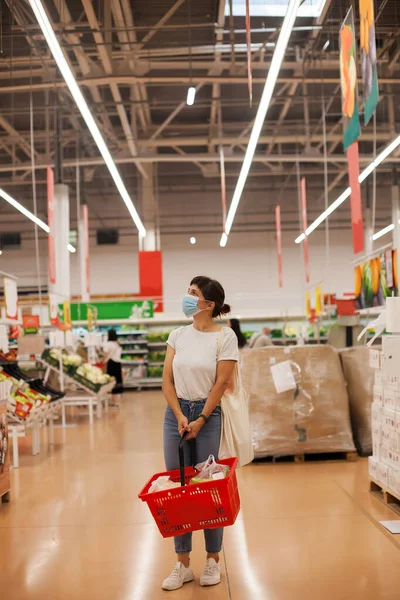 Mujer Joven Que Usa Mascarilla Médica Desechable Comprando Supermercado Durante — Foto de Stock
