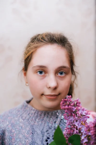 Porträt Der Schönen Teenager Mädchen Mit Einem Strauß Flieder Hause — Stockfoto