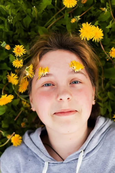 Porträtt Söt Tonåring Flicka Gula Maskrosor Ovanifrån — Stockfoto