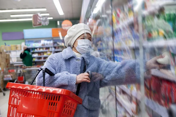 Cliente Femenina Mayor Con Una Cesta Compra Supermercado Con Máscara — Foto de Stock