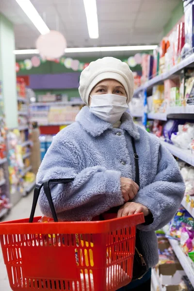 Anciana Mayor Compras Supermercado Selecciona Productos Una Máscara Médica Coronavirus — Foto de Stock