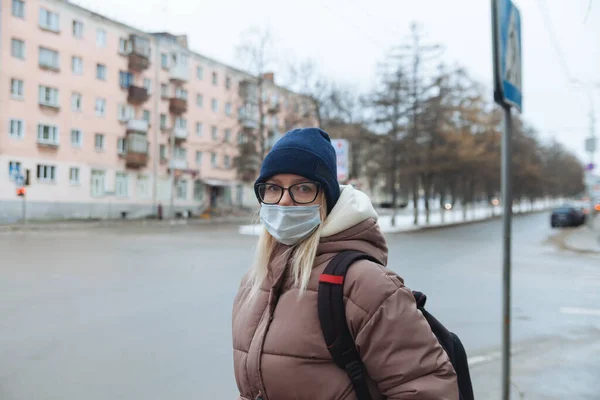 Русская Девушка Медицинской Защитной Маске Зимой Улице — стоковое фото