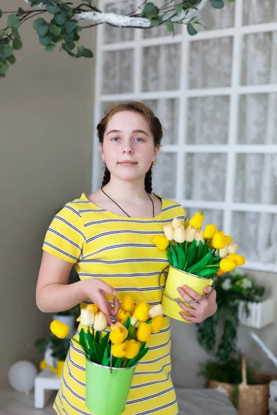 Schattig Meisje Gele Jurk Met Bos Van Gele Tulpen Internationale — Stockfoto