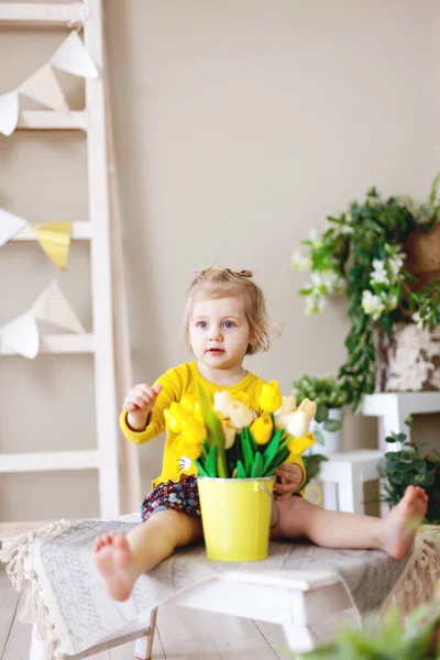 Pequeño Bebé Vestido Amarillo Con Manojo Tulipanes Amarillos Día Internacional — Foto de Stock