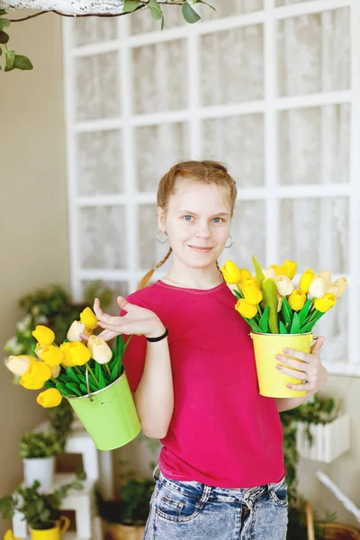 母亲节快乐 漂亮少女手持郁金香花束的画像 — 图库照片