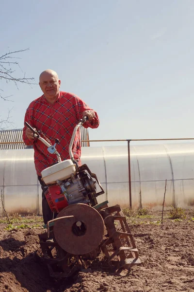 Homem Arar Terra Com Cultivador Jardim Aldeia — Fotografia de Stock