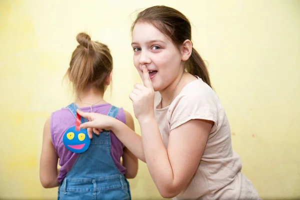 1 Nisan şakası, kız arkadaşının çantasına gülen surat yapıştırıyor.