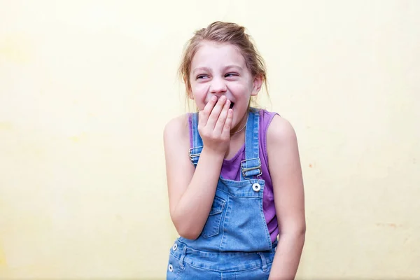 Lachen Verraste Schattig Meisje Portret Geel Grappig Kind Kleurrijke Achtergrond — Stockfoto